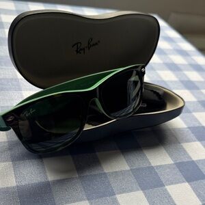Ray-Ban Classic Green Sunglasses